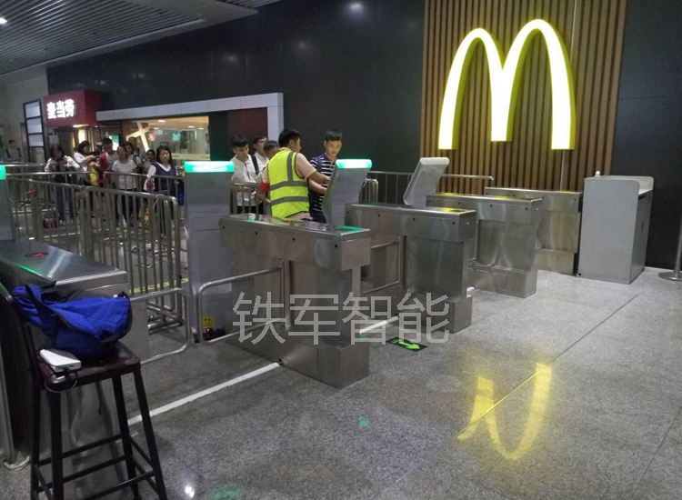 廣州南汽車站-汽車站擺閘閘機(jī)