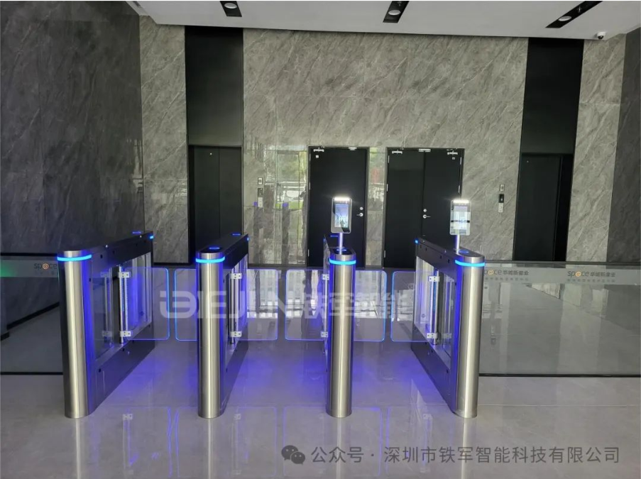 影響人行通道閘機系統(tǒng)安全性的因素有多種，以下是其中的一些主要因素：
