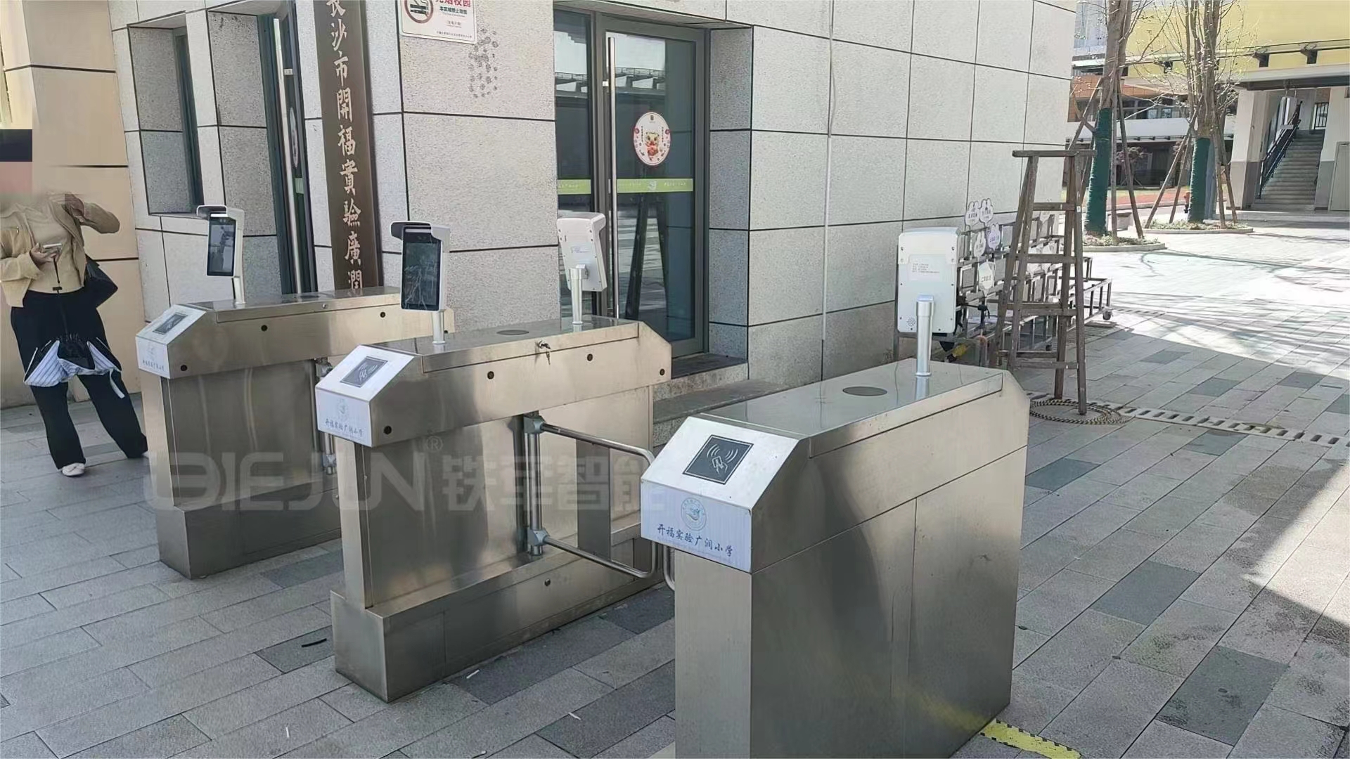 校園人臉識別擺閘加智慧校園推送平臺打造學(xué)生在校的第一道安全防線